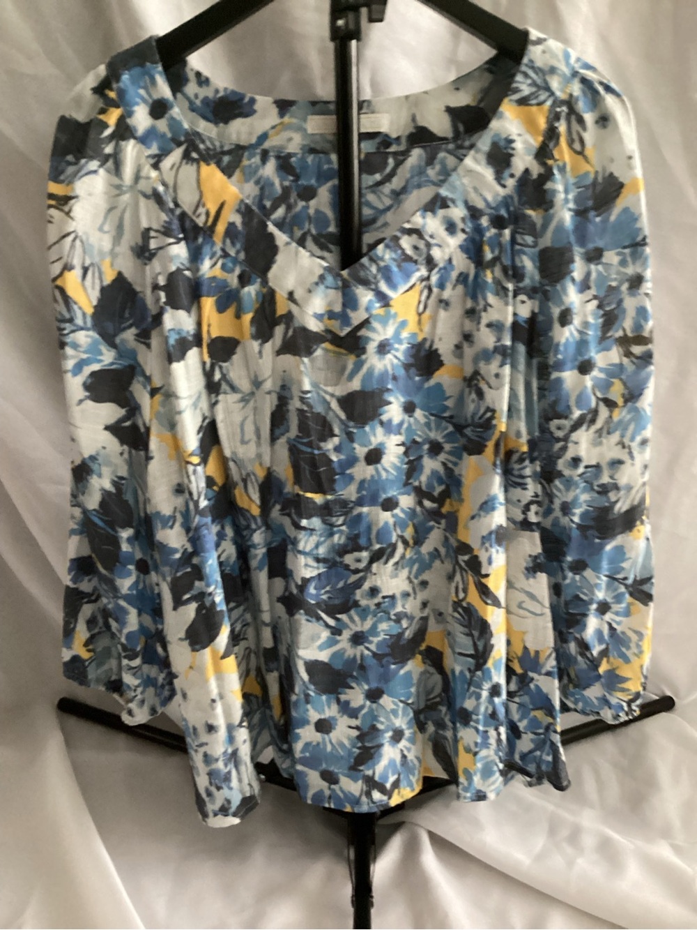 Juniper + Lime Blue Floral V-Neck Top